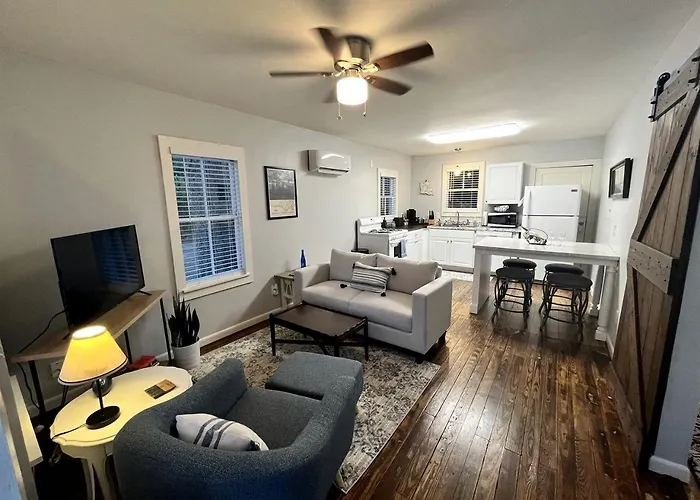 Renovated Waterfront Ideal For Families Or Groups In Louisiana