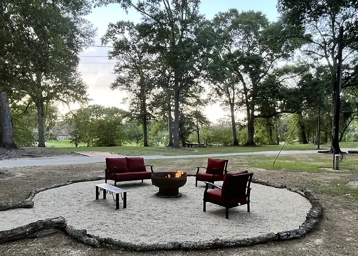 Renovated Waterfront Ideal For Families Or Groups In Louisiana Holiday home