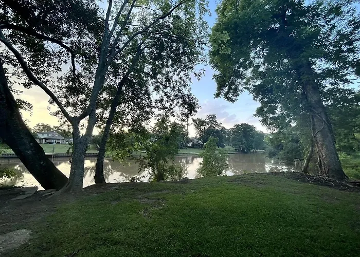 Renovated Waterfront Ideal For Families Or Groups In Louisiana