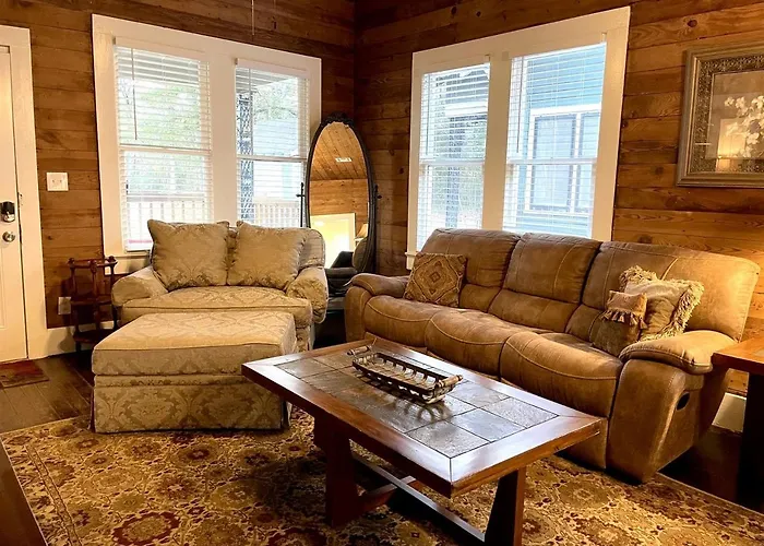 Renovated Waterfront Ideal For Families Or Groups In Louisiana Holiday home Lafayette