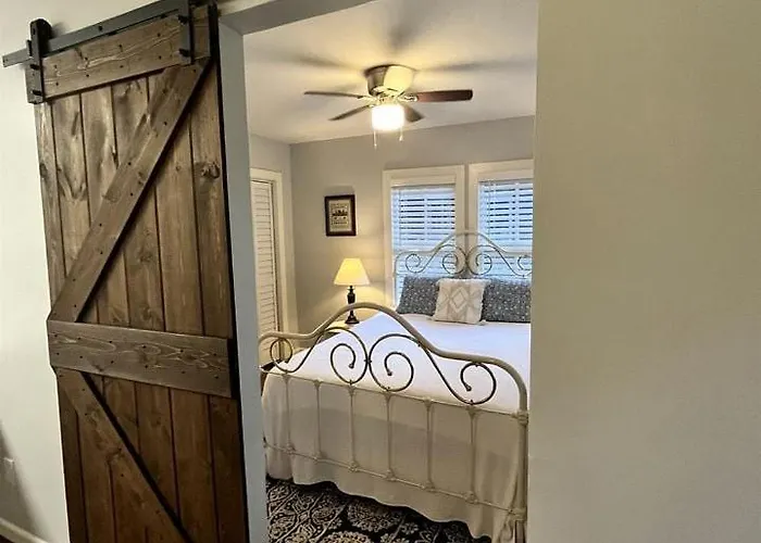 Renovated Waterfront Ideal For Families Or Groups In Louisiana Holiday home