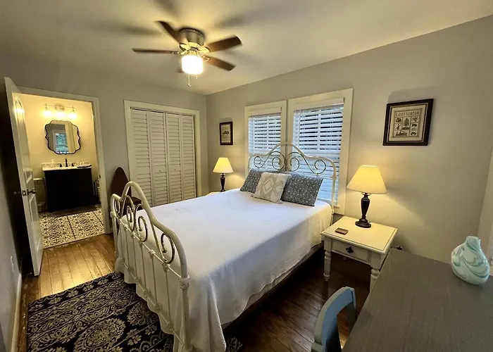 Renovated Waterfront Ideal For Families Or Groups In Louisiana Holiday home Lafayette